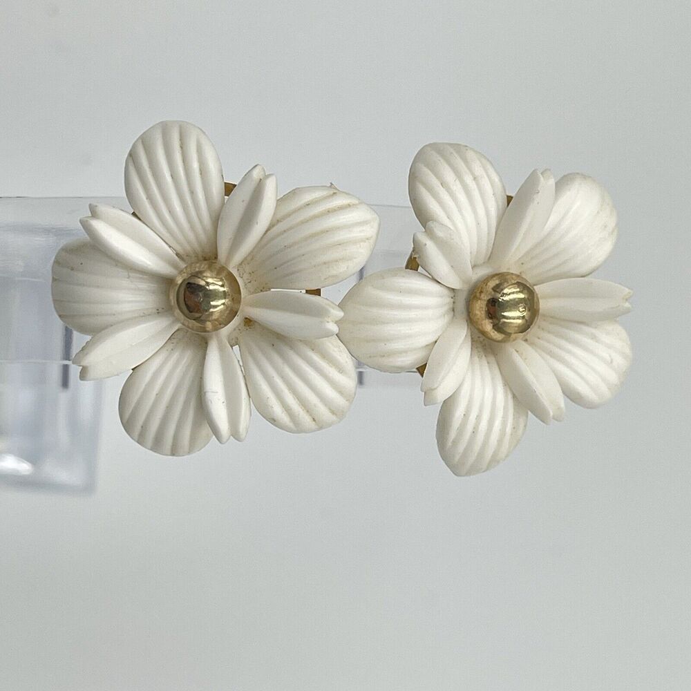 Vintage Sarah Coventry Floral Clip on Earrings White Flower Prairie Boho Signed